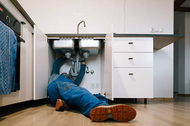 Professional Emergency Plumber technician working in Fairmont, IL